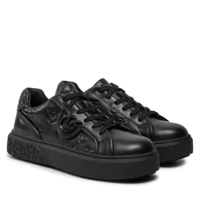 Ténis pretos em couro com logótipo em relevo e sola espessa preta