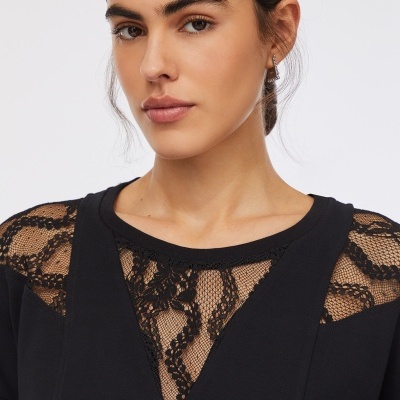 Blusa preta com renda preta floral transparente no decote e ombros