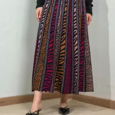 Saia comprida com padrão riscas e animal print