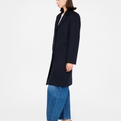Casaco comprido azul escuro em modelo feminino