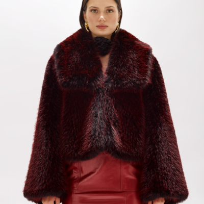 Casaco de pelo sintético bordeaux com saia de couro vermelha
