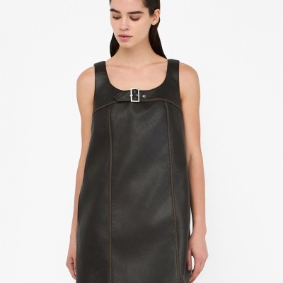 Vestido preto de material semelhante a couro com fivela prateada na frente