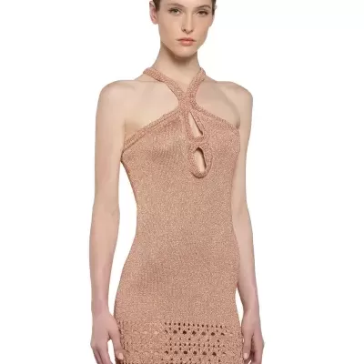 Vestido salmão halter com recortes e detalhes em crochê