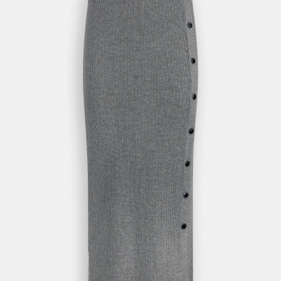 Saia comprida cinzenta em malha com botões pretos do lado