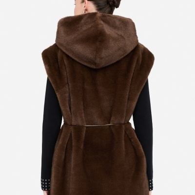 Colete castanho de pele com capuz visto de costas