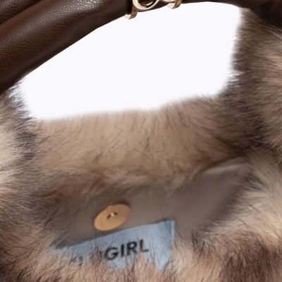 Saco com asa castanha em pele sintética e interior peludo com etiqueta 'GIRL'.