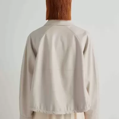 Casaco bege claro de manga comprida visto por trás com cabelo ruivo