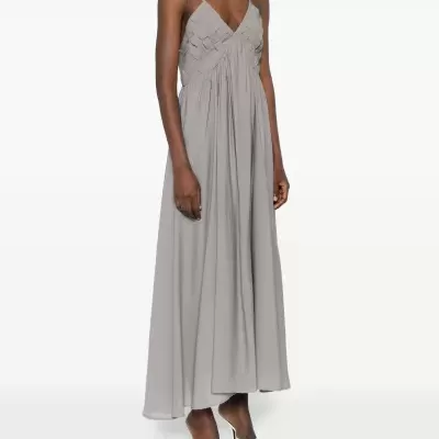 Vestido cinzento claro com alças finas e padrão entrelaçado no busto