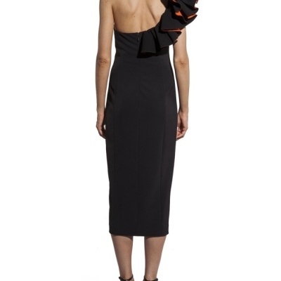 Vestido midi preto com folho volumoso e sandálias pretas de salto alto