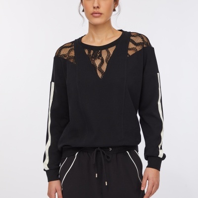 Sweatshirt preta com renda e faixa branca nas mangas