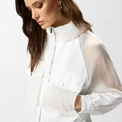 Casaco branco com fecho de correr e bolsos, mangas de rede transparentes.