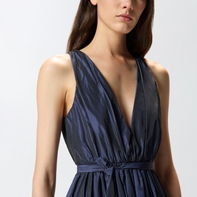 Vestido azul escuro brilhante com decote em V e cinto fino