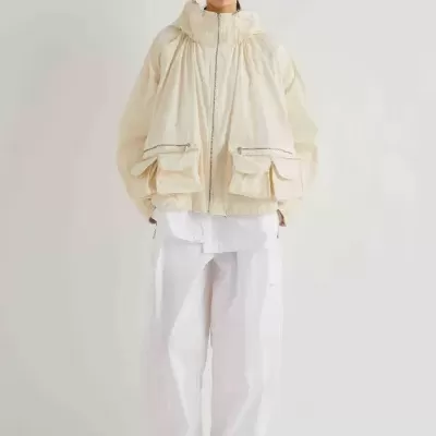 Casaco bege claro com bolsos grandes e fecho de correr