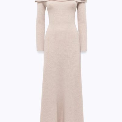 Vestido comprido bege com decote ombro a ombro e flor decorativa no ombro