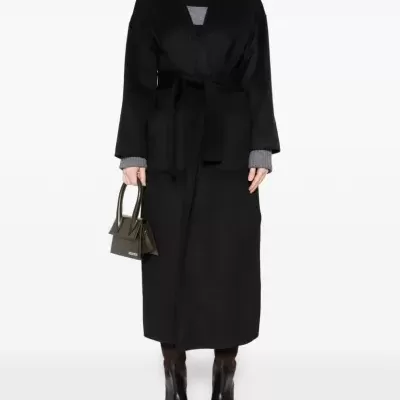 Casaco feminino preto longo com cinto e dois bolsos frontais