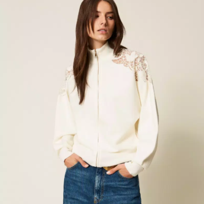 Casaco branco de malha com fecho e detalhes rendilhados nos ombros