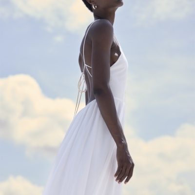 Vestido branco longo com costas abertas e alças finas ao ar livre