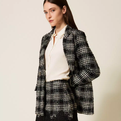 Conjunto feminino blazer e saia xadrez preto branco com camisa branca