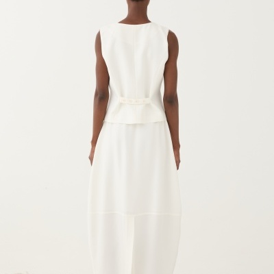 Vestido branco sem mangas com cinto de botões visto pelas costas