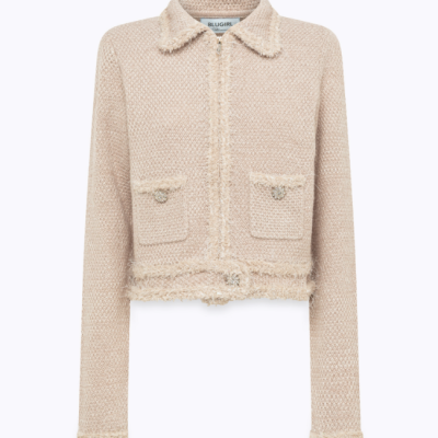 Casaco feminino creme texturizado com fecho zip e bolsos com botões prateados