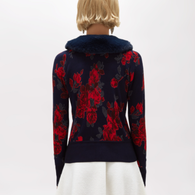 Cardigã azul escuro com flores vermelhas e gola de pele