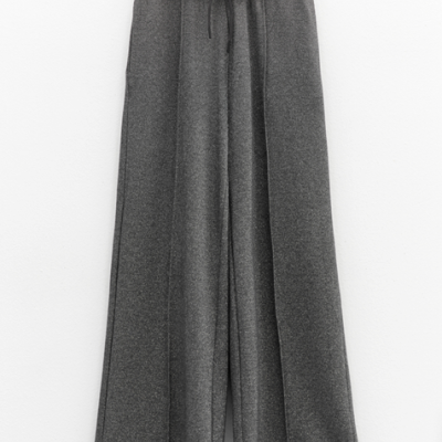 Calças largas cinzentas com cintura elástica branca e cordão ajustável preto