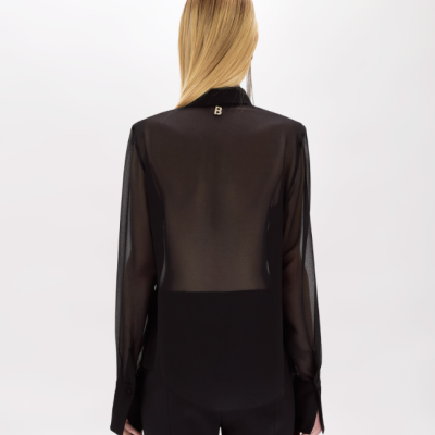 Blusa preta semi-transparente de manga longa vista de costas com detalhe letra B na gola