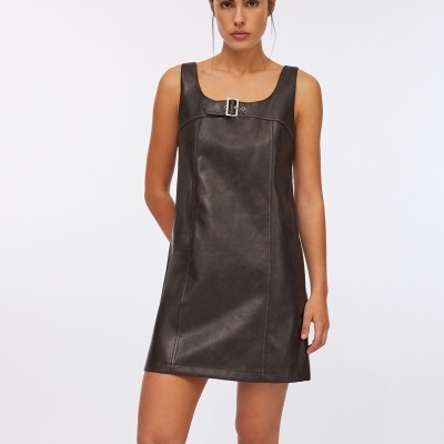 Vestido curto castanho em pele sintética com fivela no peito