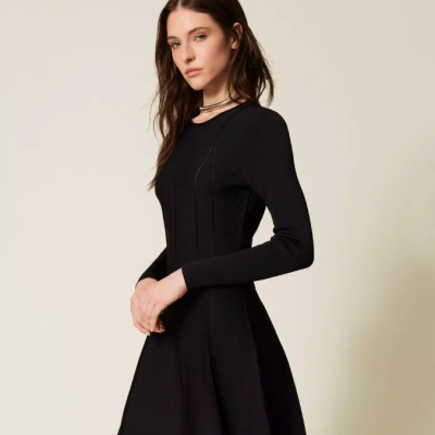 Vestido preto de manga comprida com saia evasê