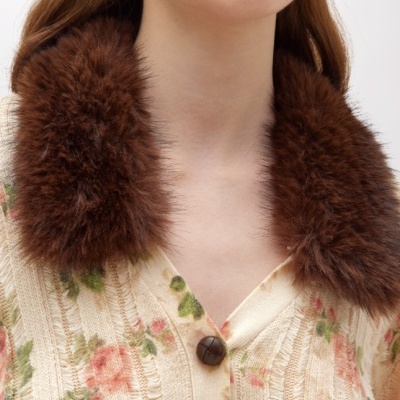 Casaco feminino creme com padrão floral e gola de pelo castanho escuro