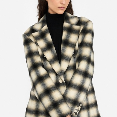 Casaco feminino xadrez creme e preto com botões forrados