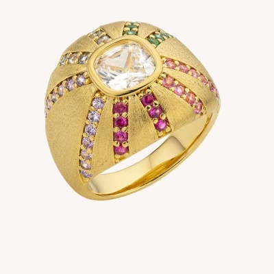 anel de ouro amarelo com pedras coloridas e pedra central transparente