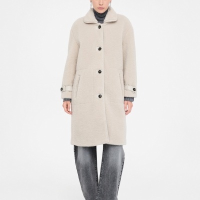 Casaco comprido bege felpudo com botões pretos e bolsos frontais