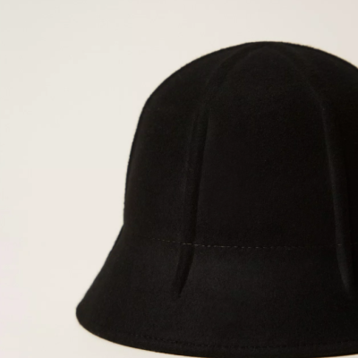 Chapéu preto de feltro com aba larga