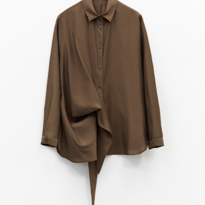 Camisa castanha escura de manga comprida com gola clássica