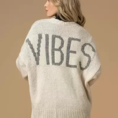 Camisola bege com texto cinza VIBES nas costas