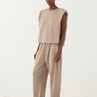 Conjunto feminino bege com top sem mangas e calças largas