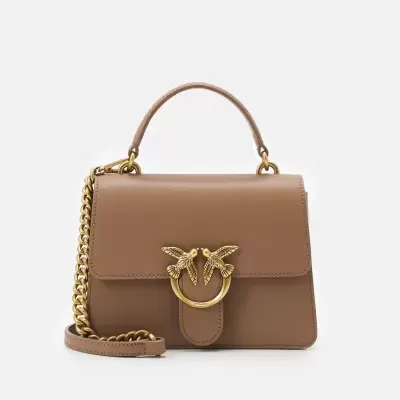 Mala castanha de pele com fecho dourado e alça de corrente