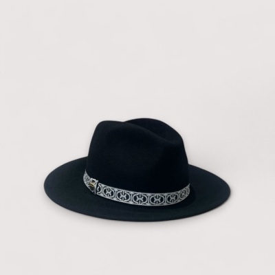 Chapéu preto de feltro com aba larga e fita decorativa cinza