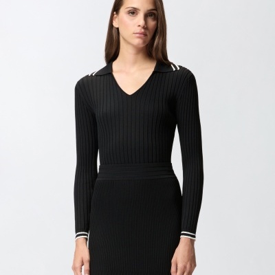 Vestido preto de malha canelada com gola e detalhes brancos