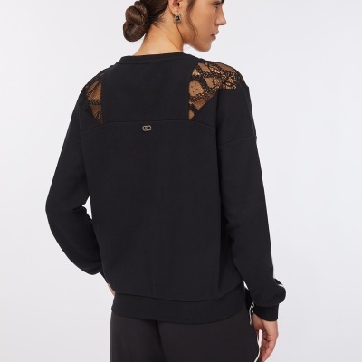 Sweatshirt preta com renda nos ombros vista pelas costas