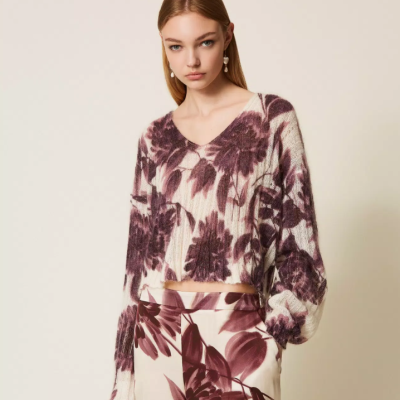 Conjunto feminino camisola de malha e calças com padrão floral castanho e creme