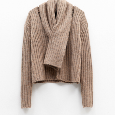 Camisola de malha grossa castanha com gola cachecol e manga comprida