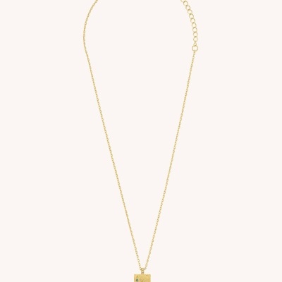 Colar dourado com pendente retangular e detalhes coloridos