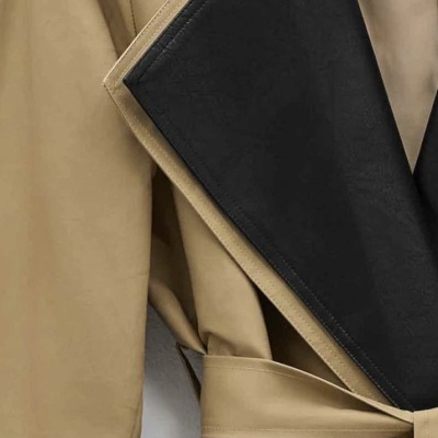 Casaco bege com pala preta e cinto