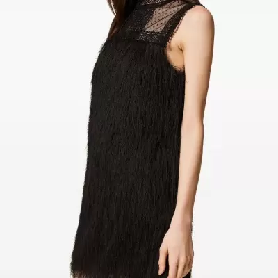 Vestido preto de franjas e renda com gola alta