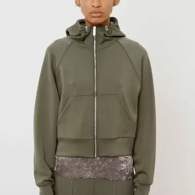 Casaco verde-oliva com capuz e fecho de correr, bolso frontal e punhos com tecido cinzento aveludado