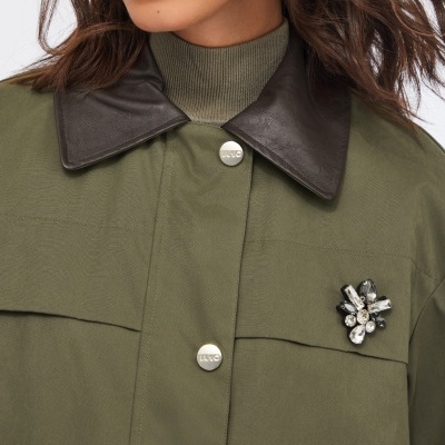 Casaco verde caqui com gola escura, botões metálicos LIU JO e broche com pedras brilhantes