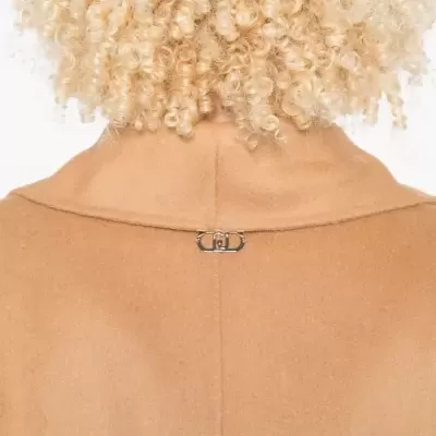 Casaco bege com fecho metálico prateado nas costas