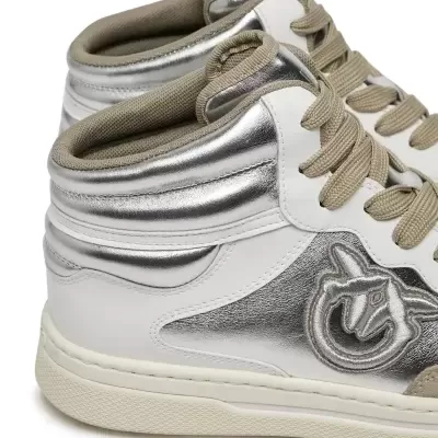 Ténis de cano alto brancos e prateados com cadarços beige e detalhe de logótipo bordado.